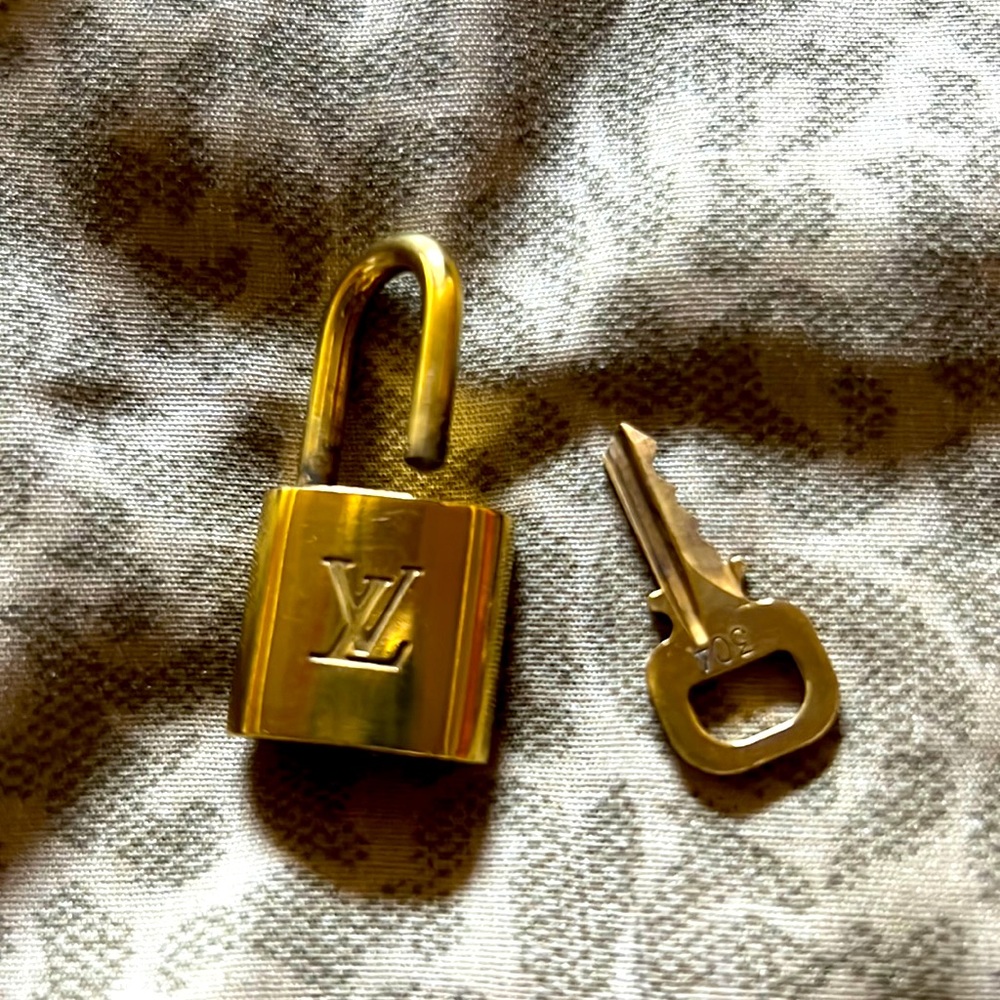 #304–LV Lock & Key…unbranded chain included!!